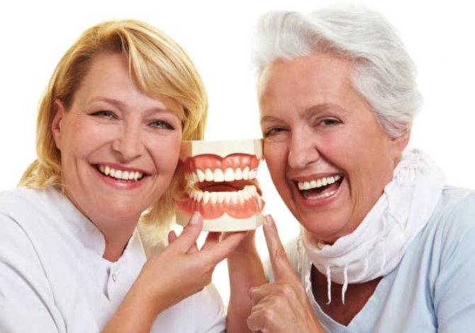 Ingrijirea dentierei la varsta a treia – Cum se intretine proteza mobila?