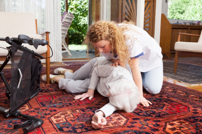 Acordarea primului ajutor la batrani &ndash; Sfaturi pentru gestionarea pericolelor