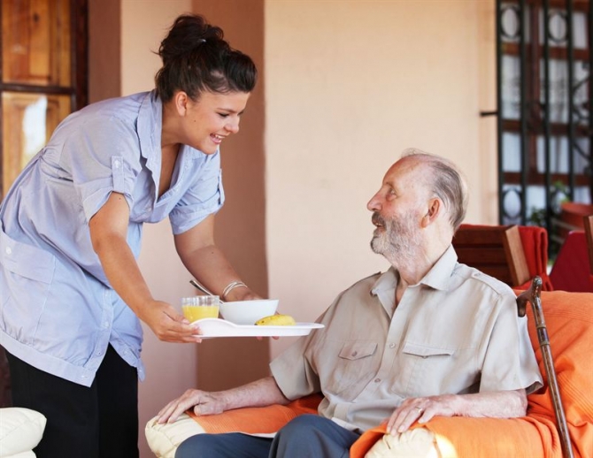 Servicii pentru varstnici: Calitati de apreciat la cine are in grija persoane in etate