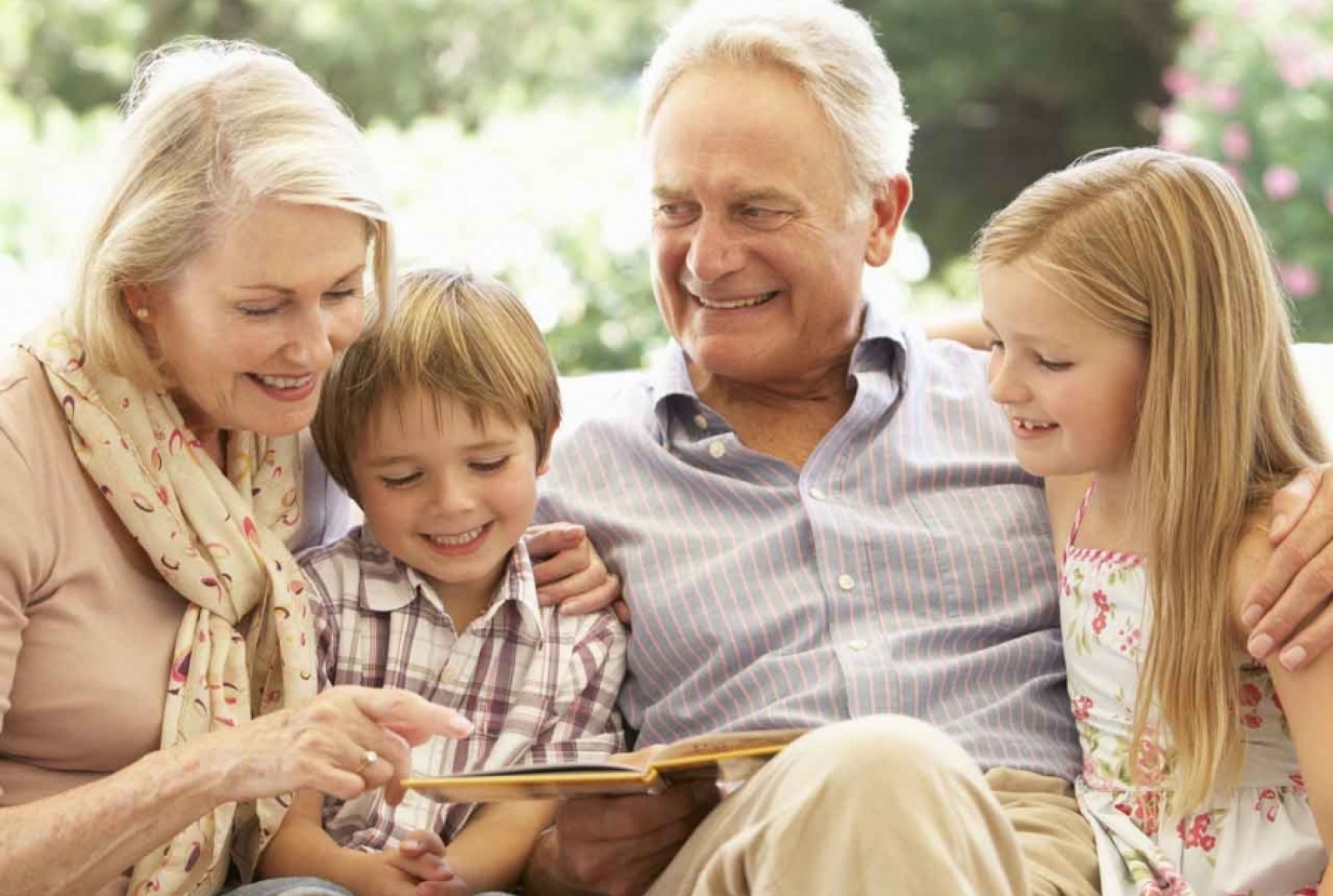 Cat de importanta este relatia dintre bunici si nepoti? Ce beneficii ofera?