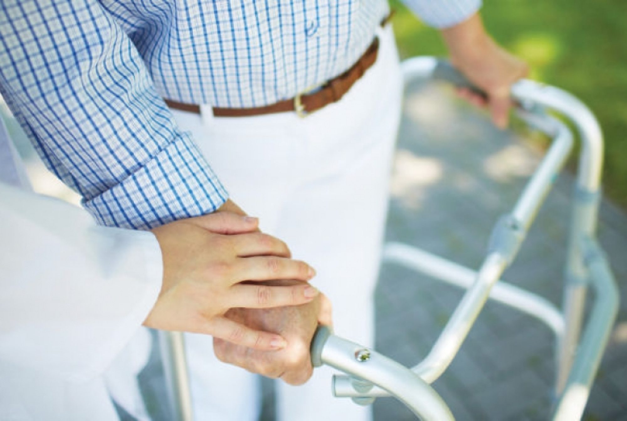 Sfaturi pentru ingrijirea bolnavului cu Parkinson: activitati fizice, evitarea cazaturilor, alimentatie