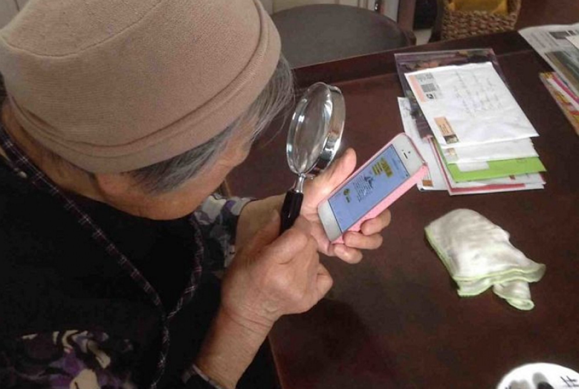 Bunicii și tehnologia. De ce au probleme să o folosească?