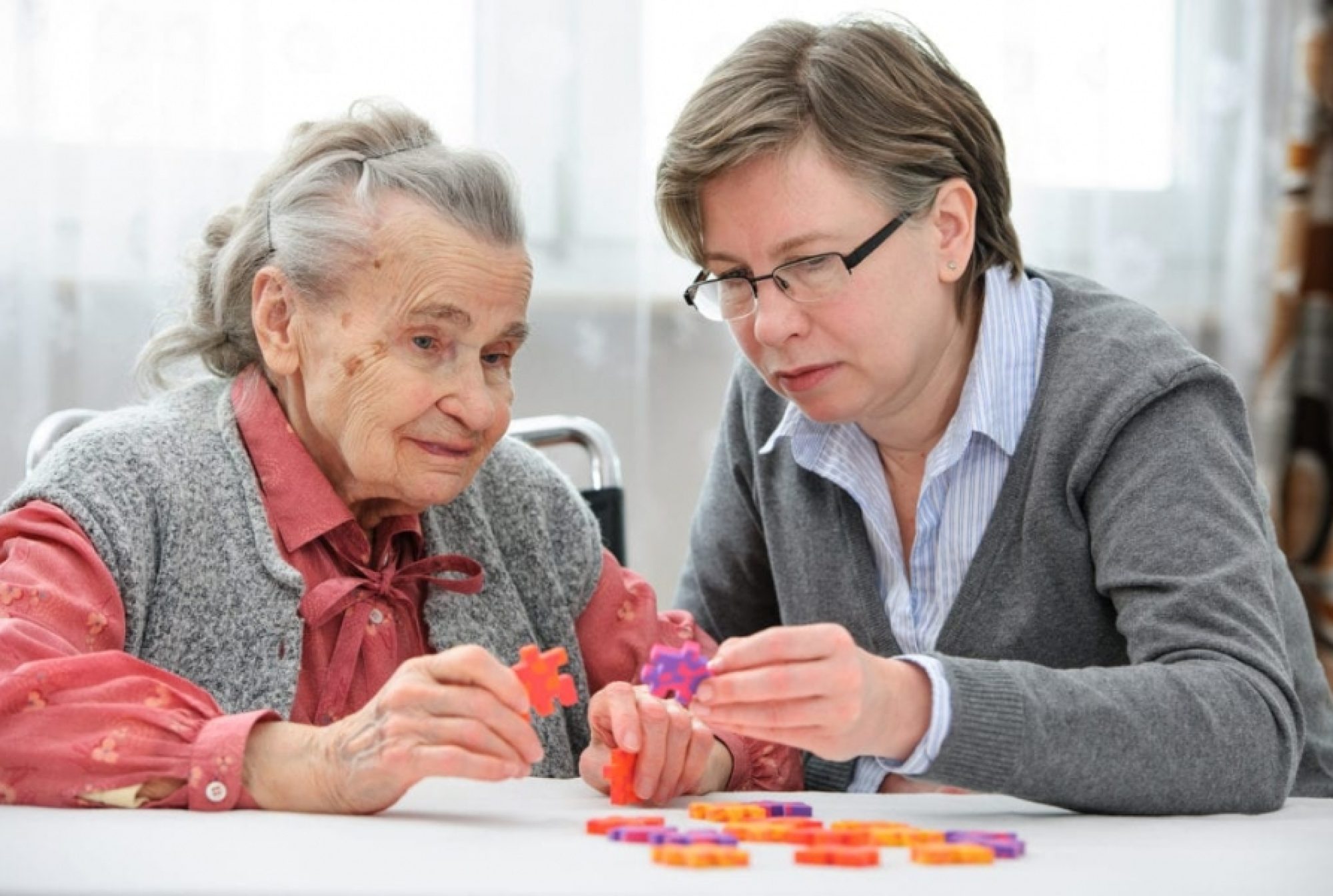 Ingrijirea bunicilor si parintilor varstnici poate trezi sentimente de vina – 2 Mituri comune pe marginea subiectului