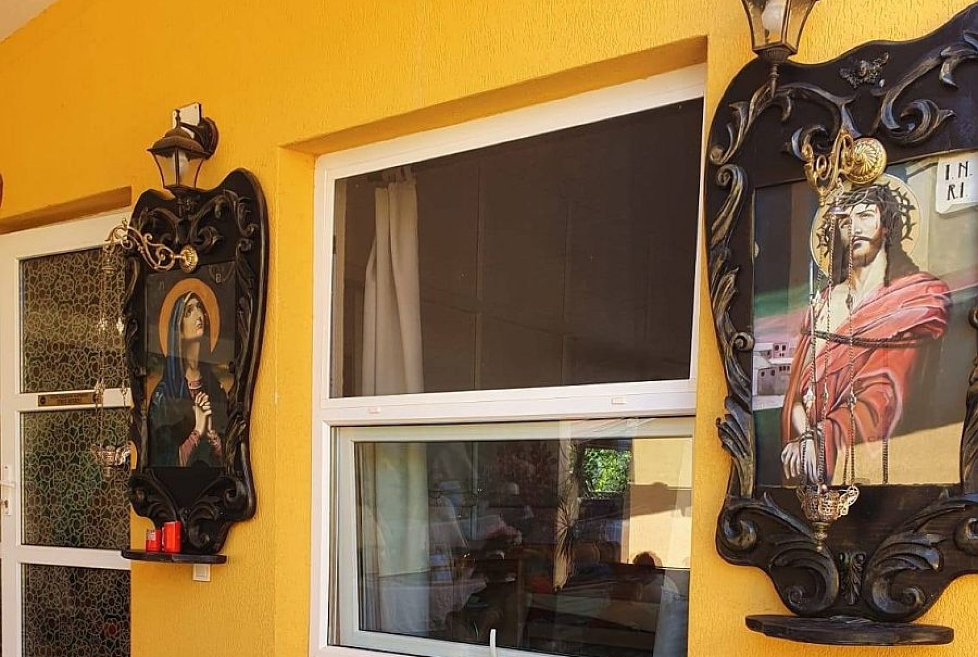 Bătrânii care așteaptă vizita cuiva