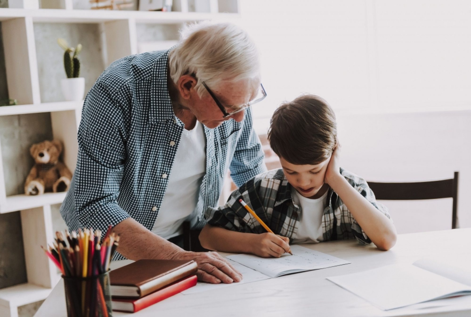 Bunicule, ma ajuti la teme? – Ritualul complicitatii intre generatii si de ce lectiile impreuna sunt atat de benefice